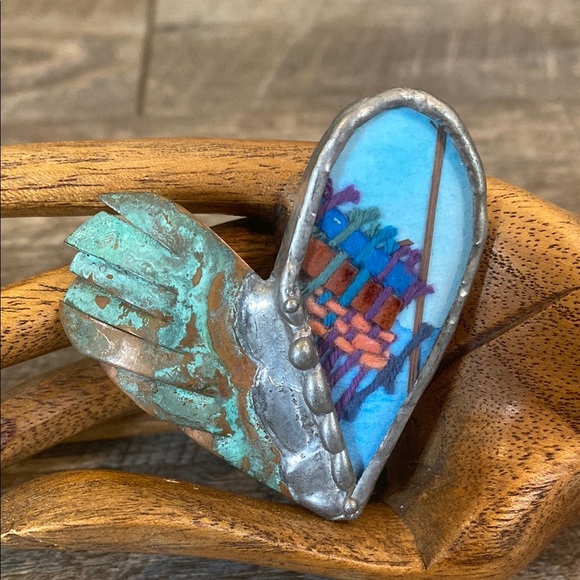 Artistic Heart-Shaped Brooch with Multicolor Design - Picture 9 of 9